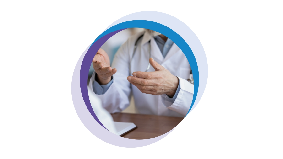 zdravnik s stetoskopom okrog vratu